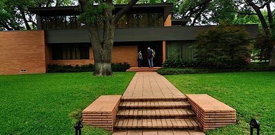 Nakoma Residence (Dallas, Texas): exterior view with walkway
