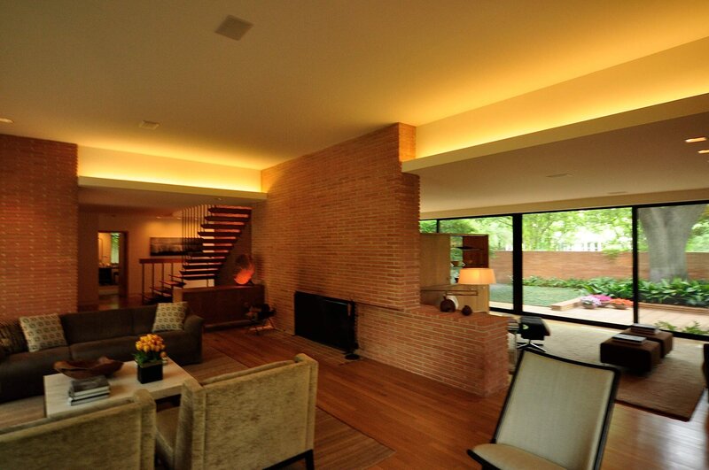 Nakoma Residence (Dallas, Texas): living room with fireplace
